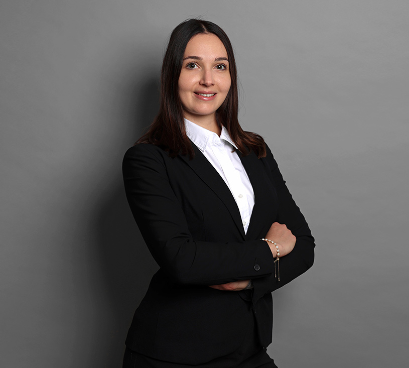 Portrait von Alessia Felice, Dipl. Rechtsfachfrau HF, Mitarbeiterin bei herelex. Kanzlei für Erbrecht Basel