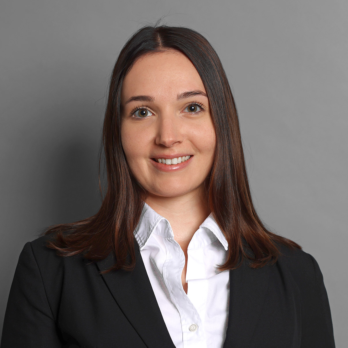 Portrait von Alessia Felice, Dipl. Rechtsfachfrau HF, Mitarbeiterin bei herelex. Kanzlei für Erbrecht Basel